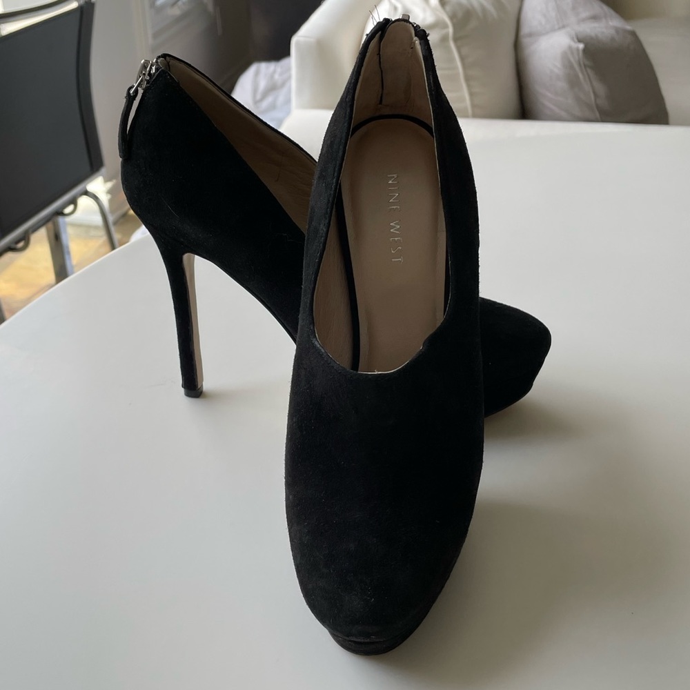 NINE WEST. classic black suede pumps. Size 7